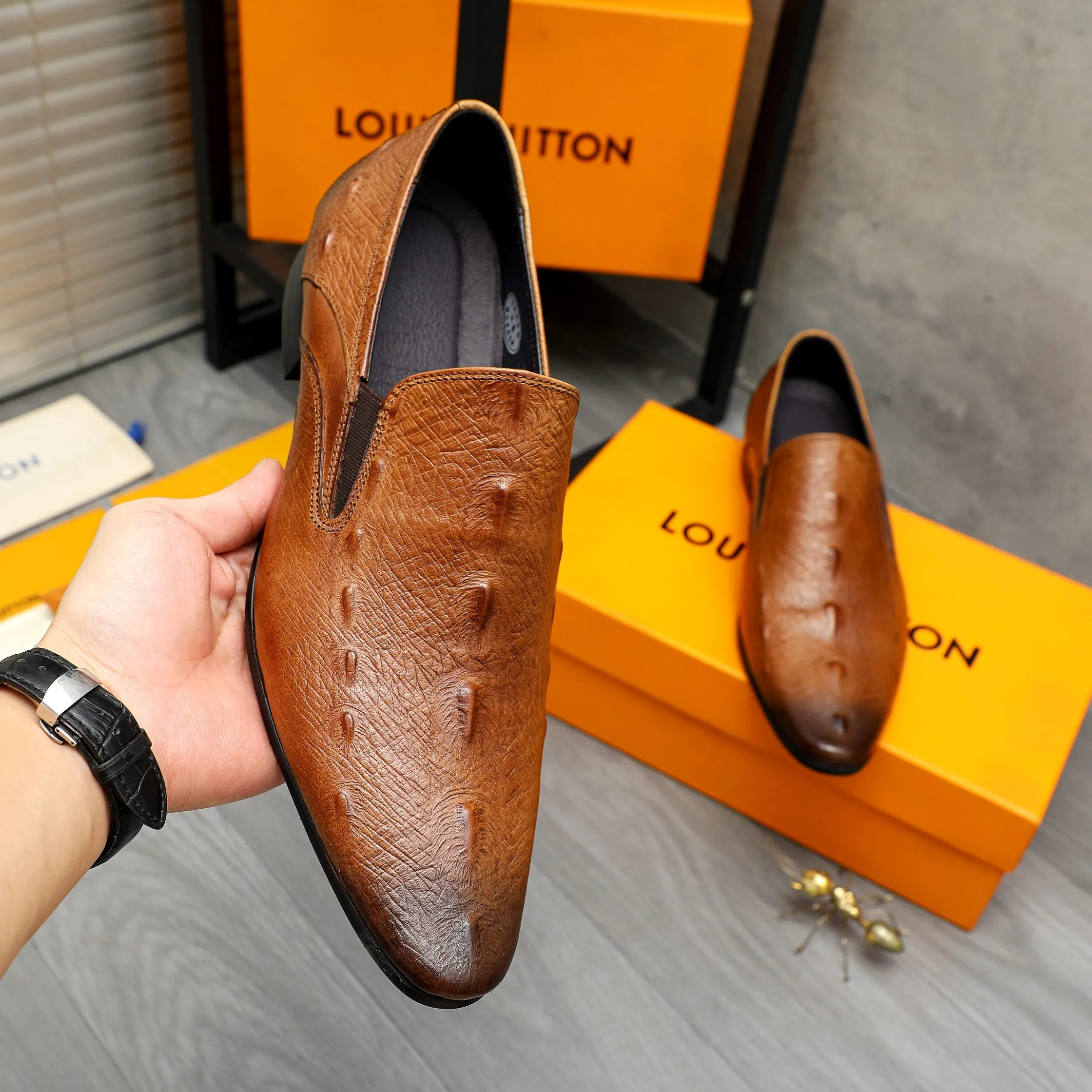 Men's shoes 💰500 Product trademark: LV "Louis Vuitton" business casual slip-on leather shoes Regular size: 37-46 Product material: Selected high-quality embossed cowhide upper, pigskin lining, rubber outsole